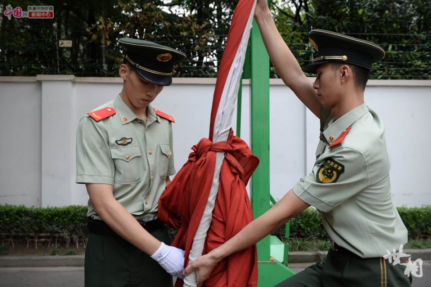 升旗手林孝诚(左)和战友一起在反复练习将国旗绑在旗杆上