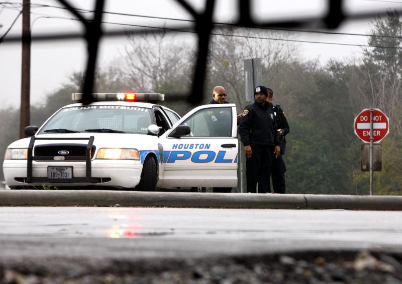 1月2日,在美国休斯敦,警察在事故现场执勤.新华社