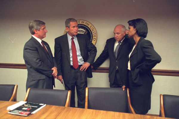 副总统迪克·切尼和总统乔治·布什等高官在总统紧急行动中心的场景