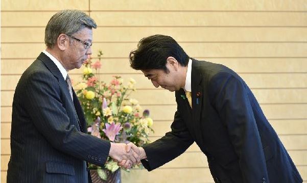 今年當地時間4月17日,日本首相安倍晉三與沖繩縣知事翁長雄志舉行首次