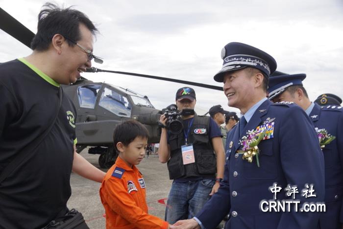 空军司令沈一鸣上将,与参观民众打招呼,有小朋友立志当飞行员,誓言