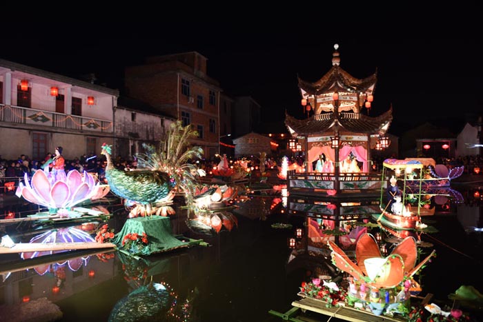 2月15日晚,游客在浙江省东阳市李宅社区观看花灯
