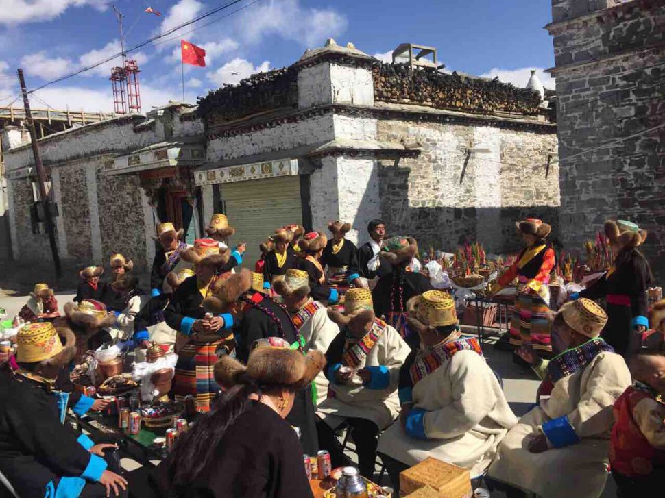 2月9日,西藏山南地区贡嘎县的藏族群众欢度藏历新年.新华社