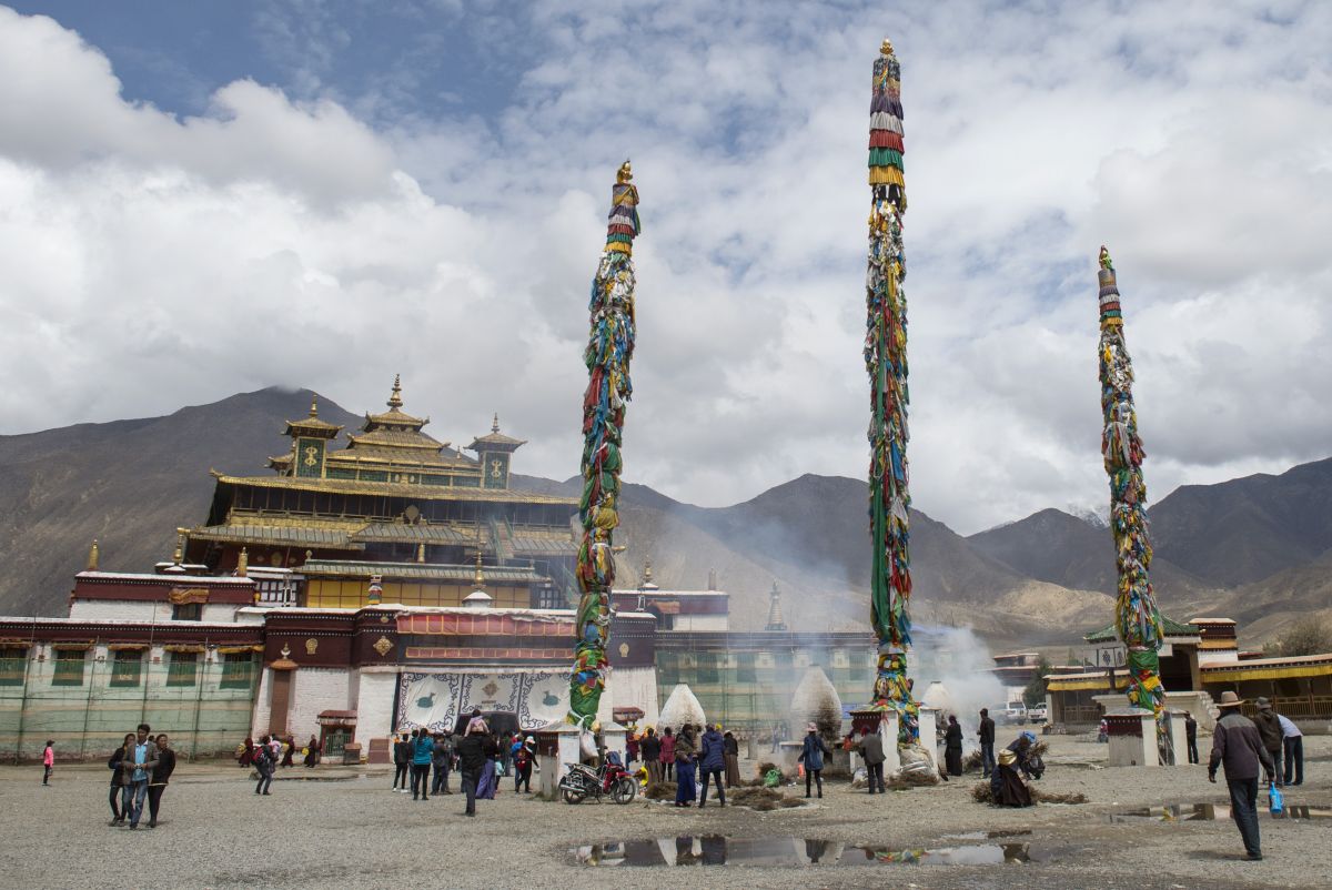 西藏第一座寺院迎来"萨嘎达瓦"高峰日(图)
