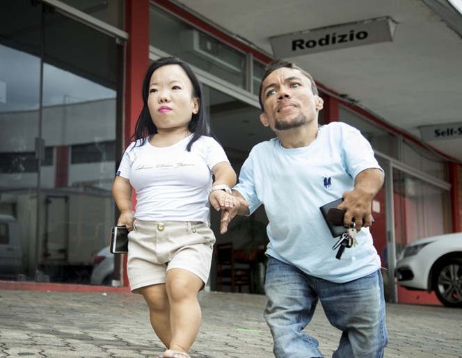 中国评论新闻:秀恩爱与身高无关