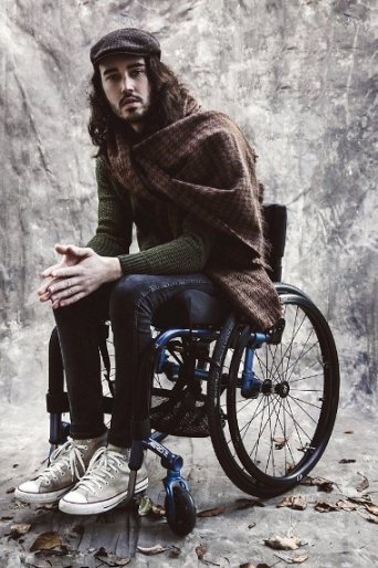 瘫痪男主尿不湿轮椅图片