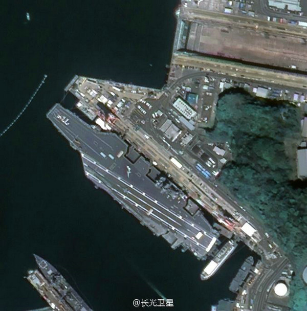中国卫星抓拍美航母 1军港同时停3艘
